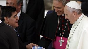 Papa Francisc, elogiu pentru Diego Maradona: „A fost un poet pe gazon" + Pe ce post a evoluat Suveranul Pontif în copilărie