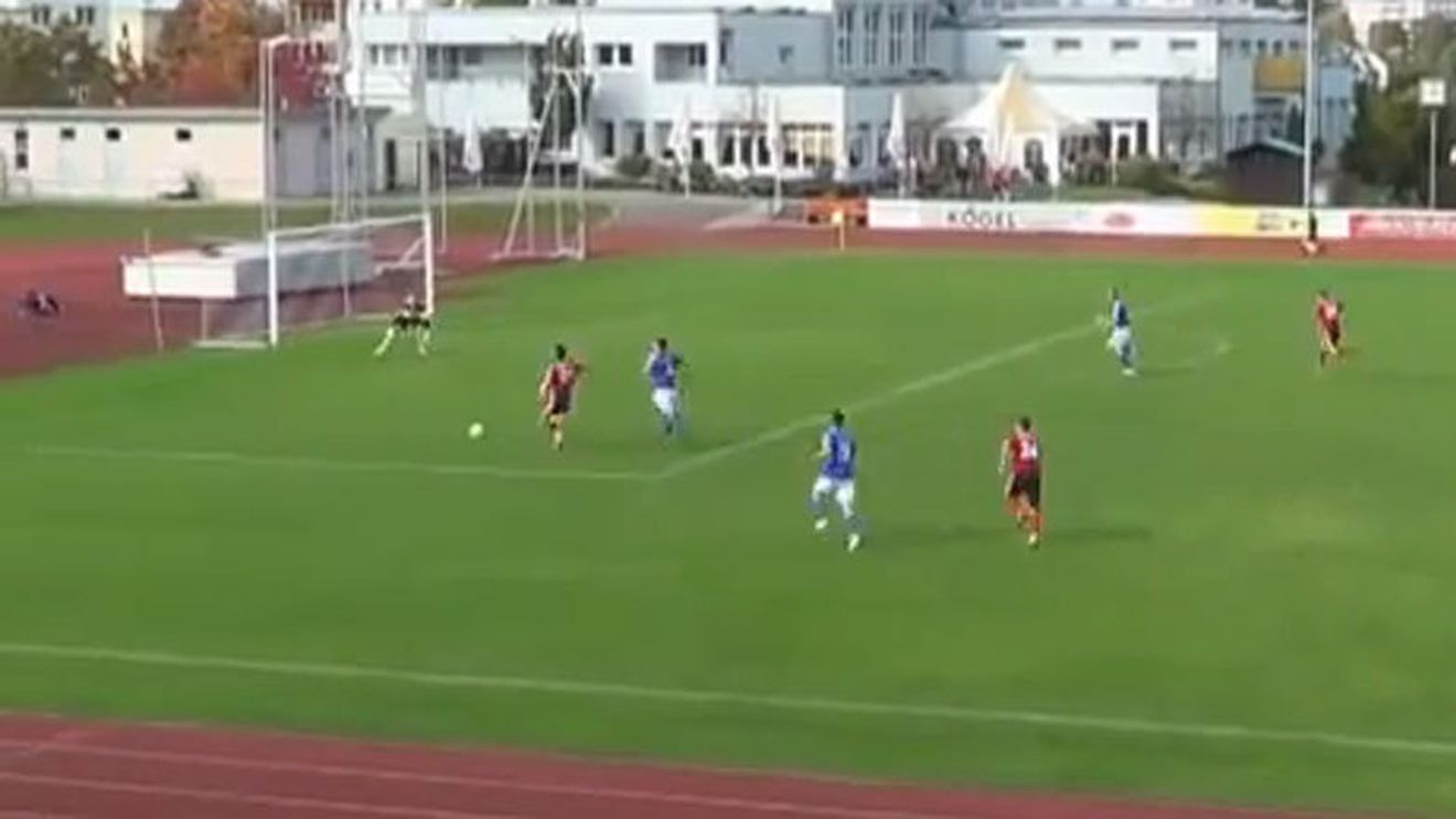 VIDEO Așa ceva nu s-a mai văzut pe un teren de fotbal! Cel mai penibil penalty dictat vreodată