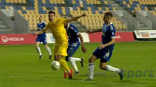 FOTO | Simulare cum rar se vede în fotbal, în Petrolul - ”FC U” Craiova. Balint a căzut din picioare, iar arbitrul a dat penalty. Debutantul Beleck n-a profitat de cadou