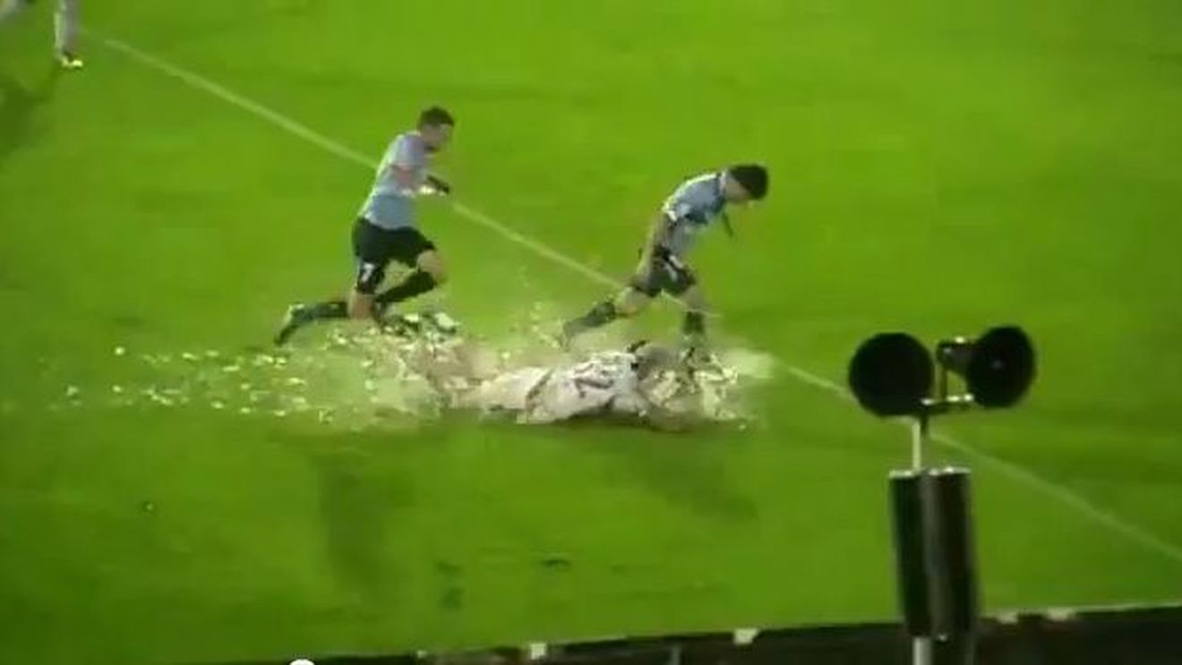 VIDEO Teren inundat?** Dacă domnul arbitrul ne cere să jucăm, atunci să... înotăm!