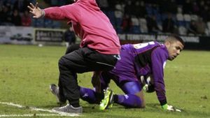 "Tragi de timp? Vin peste tine!"** Un huligan englez de 19 ani a sărit din peluză peste portarul advers. VIDEO - Cum s-a terminat incidentul: