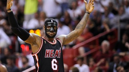 VIDEO "Regele" mascat. LeBron a dominat-o pe Knicks, deși a jucat cu nasul rupt