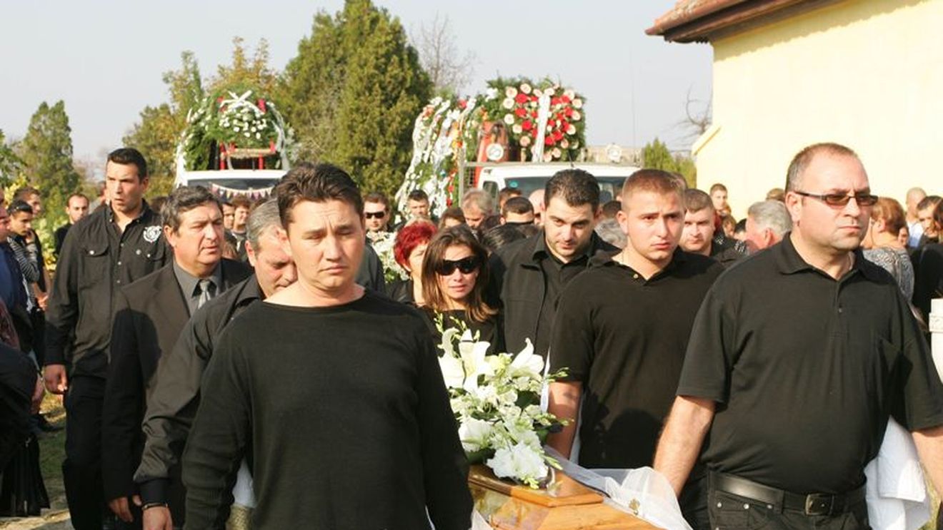 Peste 200 de persoane au participat la înmormântarea fetiței Laviniei Miloșevic