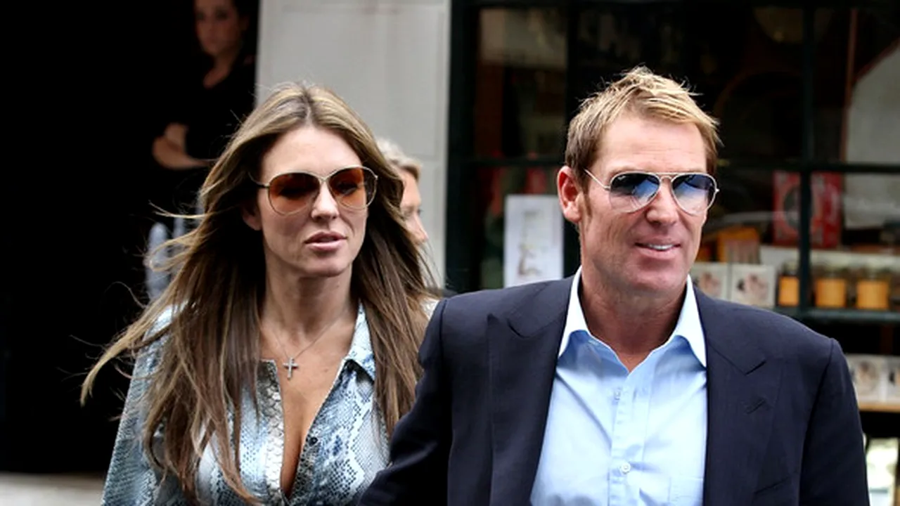 Liz Hurley și Shane Warne nu mai formează un cuplu. Fostul sportiv, consolat de fosta