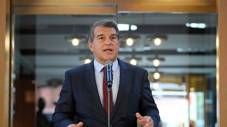 Transferul cu care Laporta vrea să dea să betoneze defensiva e ca și rezolvat! Chelsea Londra este la un pas să mai piardă un fotbalist, după ce Barcelona a pus deja pe site-ul său oficial tricoul vedetei!
