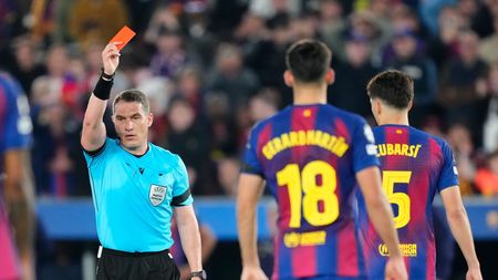 SCANDAL imens cu Istvan Kovacs în Barcelona - Atletico! N-a dat roșu și a fost chemat la VAR, apoi a schimbat decizia!