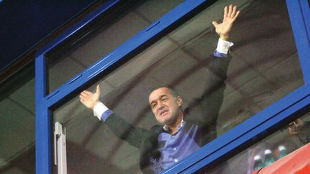 Ilie e aproape OUT de la Steaua! Becali s-a enervat că nu i-a citit bilețelele:** "N-ai cum să faci contra șefului tău, dar n-am pe cine pune acum!" Pe cine ar vrea în locul lui