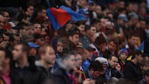 REVOLTĂ‚TOR! Observatorul partidei le-a confiscat unor copii un banner INOCENT!** Dumitru Dragomir: "N-a încălcat regulamentul, puștii n-aveau autorizație"