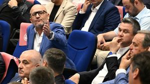 Adrian Mititelu a publicat documentele cu care vrea să-l doboare definitiv pe Răzvan Burleanu: „Dovada că FRF a recunoscut că funcționează ilegal”