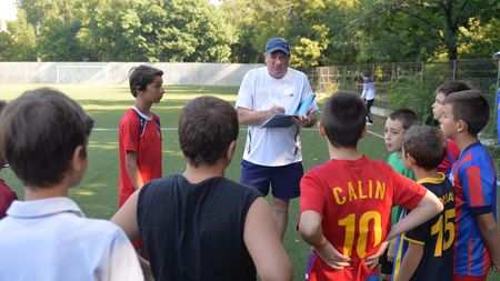 EXCLUSIV | Steaua îl acuză pe Bumbescu că i-a "furat" juniorii și i-a dus la CSA. "I-am luat din cauza condițiilor proaste, ne antrenam pe arșiță, un copil mi-a leșinat"