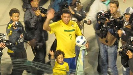 "Fenomenul" Ronaldo s-a retras! **Vezi discursul care a stârnit LACRIMI în tribune! De ce a renunțat la fotbal