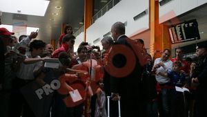 FOTO - Manchester a ajuns la Cluj!** Ferguson a dat autografe fanilor