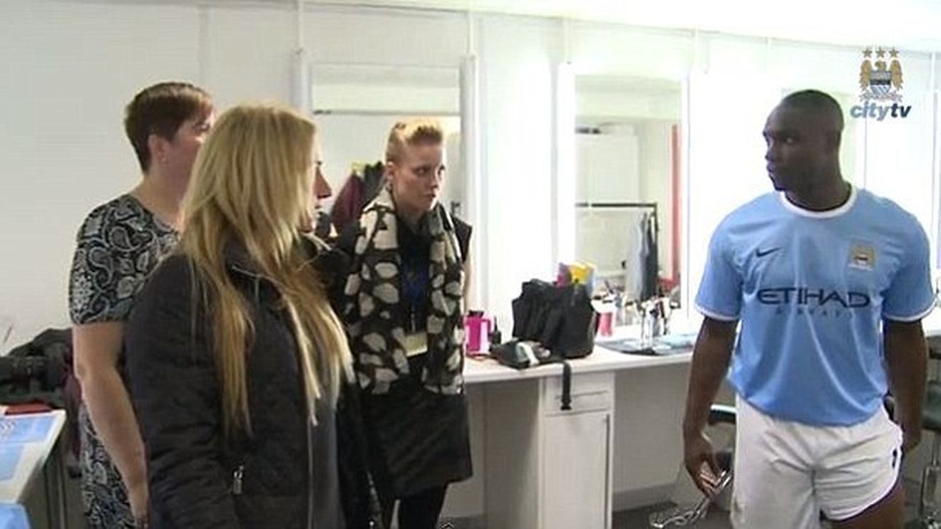 Panti împarte vestiarul cu un "nebun" :) VIDEO "Opriți filmarea, opriți filmarea!" Farsa după care angajații City TV au crezut că vor fi concediați