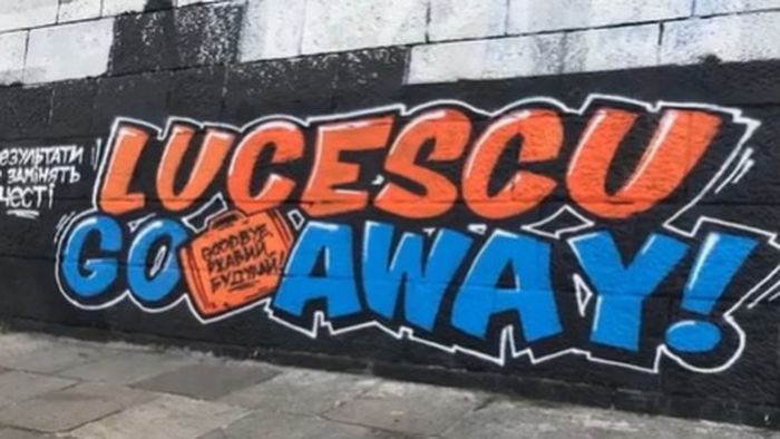 Mircea Lucescu este contestat de fanii din Kiev, chiar și după calificarea în grupele Champions League. „Să plece de la Dinamo!”