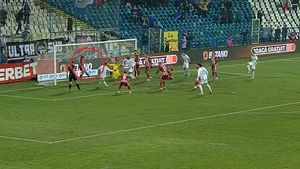 Ratarea sezonului s-a consumat la Oțelul - Sepsi! Fază uluitoare: bară și trei respingeri de pe linia porții în patru secunde. Suporterii s-au luat cu mâinile de cap