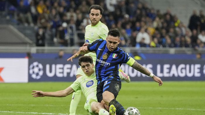 Fază controversată în Inter - Barcelona: arbitrul a dictat penalty, cu VAR, după intrarea lui Cubarsi asupra lui Lautaro Martinez