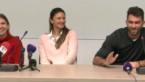 Dialog de stand-up comedy cu Halep, Begu și Tecău. Horia, prins la mijloc de cele două prietene: "Ce zici, accepți?". Răspunsul: "Vezi că totul e înregistrat!"