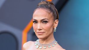 Gigi Becali a trimis-o să cânte „pe câmp la Ghimpați”, dar Jennifer Lopez are pretenții de mare divă: a cerut maseuză la discreție şi mobilier în nuanțe deschise