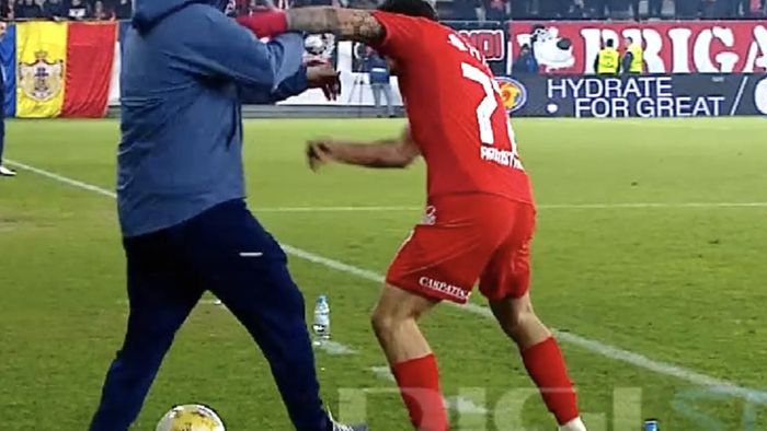 Scandal între Danny Armstrong şi Dorinel Munteanu pe teren. Fotbalistul lui Dinamo l-a împins pe "Neamț" şi fanii au explodat: "Bețivule, bețivule"