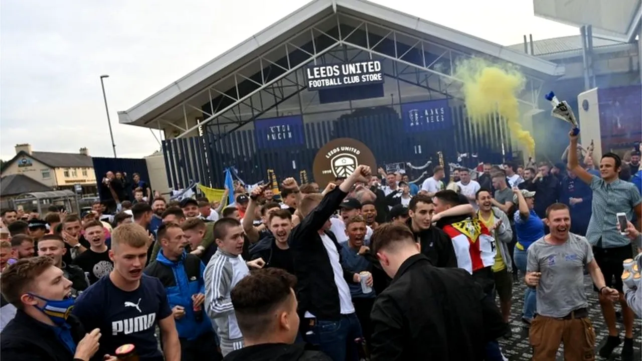 Au uitat de distanțarea socială! Suporterii lui Leeds au făcut show după promovarea echipei în Premier League | VIDEO