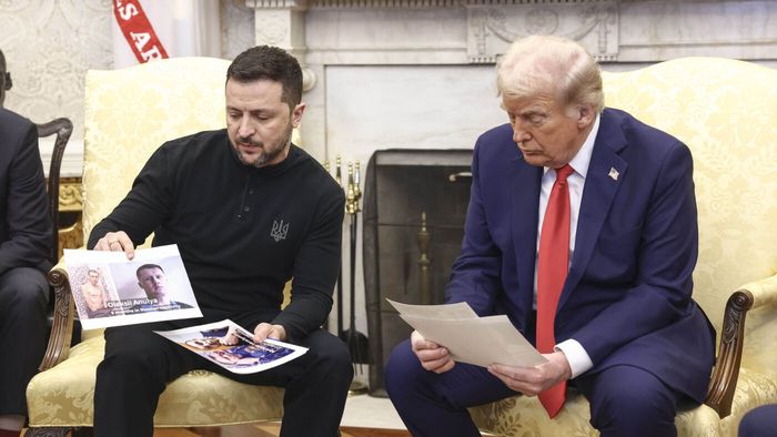 Gigantul de 2,13 de metri, mare susținător al lui Putin, a reacționat când a văzut cadoul lui Zelenski pentru Trump