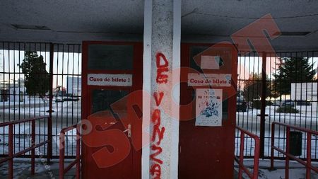 FOTO S-au săturat!** Fanii dinamoviști s-au dezlănțuit împotriva conducerii lui Dinamo! VEZI mesajele DURE!