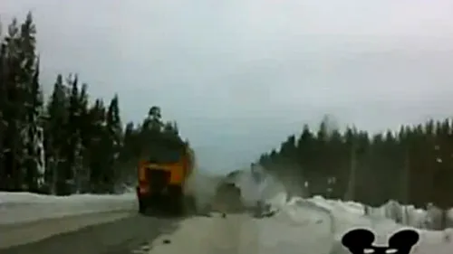 VIDEO GROAZNIC** Te vei gândi de două ori înainte să apeși pe accelerație! A vrut să depășească, dar a fost SPULBERAT de două camioane 