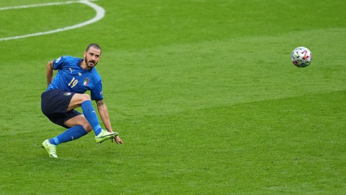 Leonardo Bonucci, moment incredibil la EURO 2020! Fundașul, oprit de un steward să se bucure alături de colegi, după ce Italia a ajuns în finala competiției | VIDEO