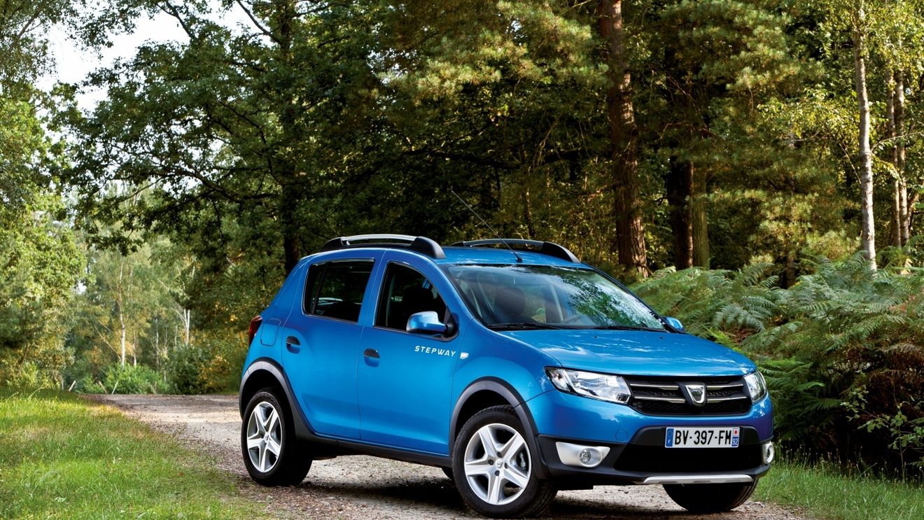 Lovitură de imagine pentru Dacia. FranÃ§ois Fillon conduce un automobil Sandero în primul episod al ediției franceze "Top Gear"