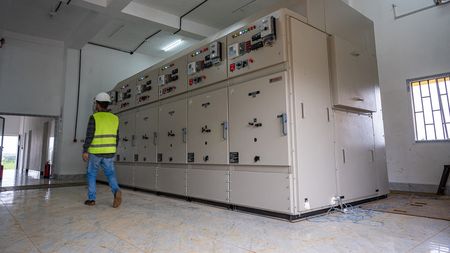 Oligarhul care l-a umplut de bani pe Mircea Lucescu dă lovitura. Cel mai bogat ucrainean, care are afaceri și în România, va deține cea mai mare instalație de stocare a energiei din Polonia