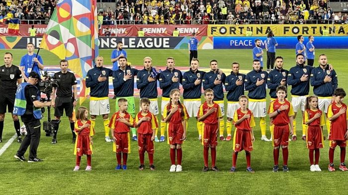 Moment emoționant în Giulești! Tot stadionul a cântat imnul național înainte de România - Muntenegru | VIDEO