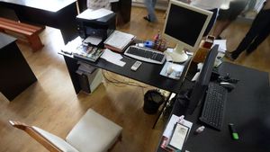 În redacție cu Crăciunul ieșit din ilegalitate! "Băi, aveți grijă să nu vă aprindeți țigările pe aici...A trimis Tadici niște pălincă de Zalău"