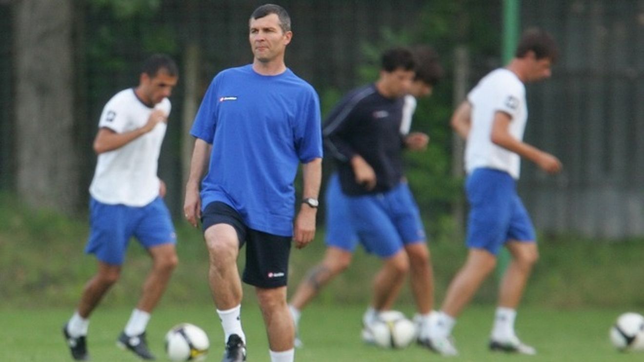 "Mai am nevoie de 2-3 jucători**, ne trebuie dubluri pe fiecare post"