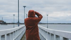 ADVERTORIAL. Piese vestimentare must-have pentru un city break