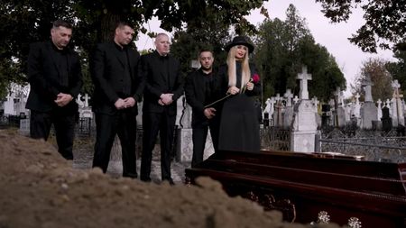 Anamaria Prodan, mesaj video macabru pentru Laurențiu Reghecampf! Apare într-o melodie cu numele de alint pe care îl folosea pentru antrenor, "Soarele meu": e îmbrăcată ca la înmormântare şi duce un coşciug în cimitir