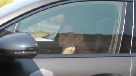 Dennis Man, apariție de senzație în capitală! Fotbalistul FCSB și-a scos iubita la plimbare cu bolidul de 150.000 de euro. S-a „demarcat” rapid, și-a „driblat” elegant adversarii, dar a uitat de semnalizare | VIDEO & FOTO EXCLUSIV