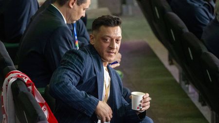 Mesut Ozil, interzis de fostul club pentru legăturile cu un grup extremist, care ar fi încercat asasinarea Papei
