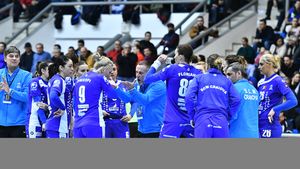 Reacții dure după ce SCM Craiova a fost învinsă în prima manșă a finalei Cupei EHF! Arbitrii, acuzați că au făcut "praf" meciul: "Fetele au cedat psihic când le-au văzut"