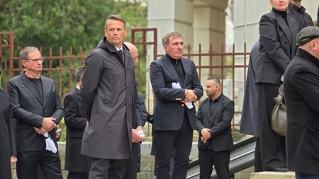 Transfigurat. Gică Hagi, stană de piatră la înmormântarea lui Mircea Lucescu