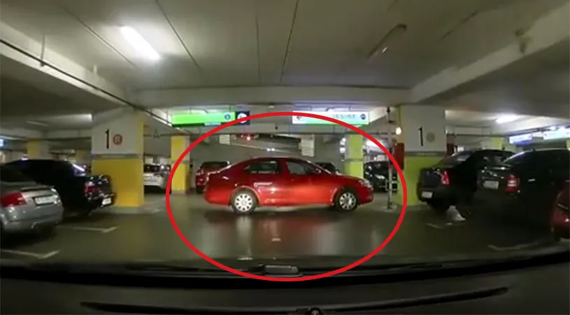 VIDEO | Tupeu mai mare nu există! Ce a făcut șoferul din imagine în parcarea unui hypermarket din București. Nu i-a păsat de nimic