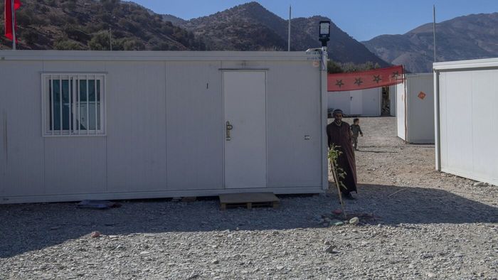 Le-a făcut un sat din containere oamenilor ale căror case au fost distruse de cutremur! Cum arată localitatea apărută din praf și pulbere