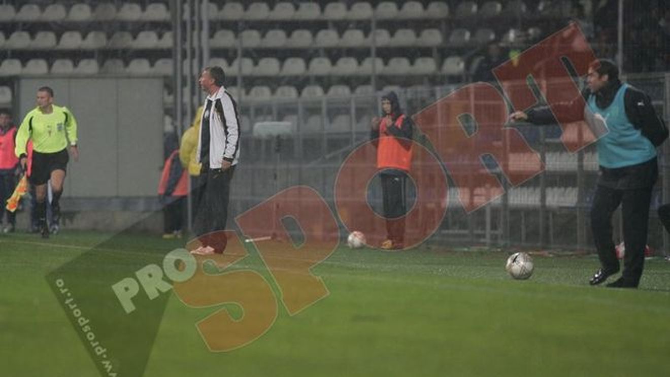 Dan Petrescu s-a luat de arbitru** și a fost eliminat la pauză!