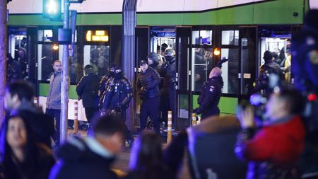 Incidente înainte de Dinamo - UTA! Fanii arădeni și „frații” de la CSA Steaua, urcați de jandarmi pe scările de la Mănăstirea Cașin: s-a dat cu gaze, iar scenele parcă sunt desprinse din filmele apocaliptice. VIDEO