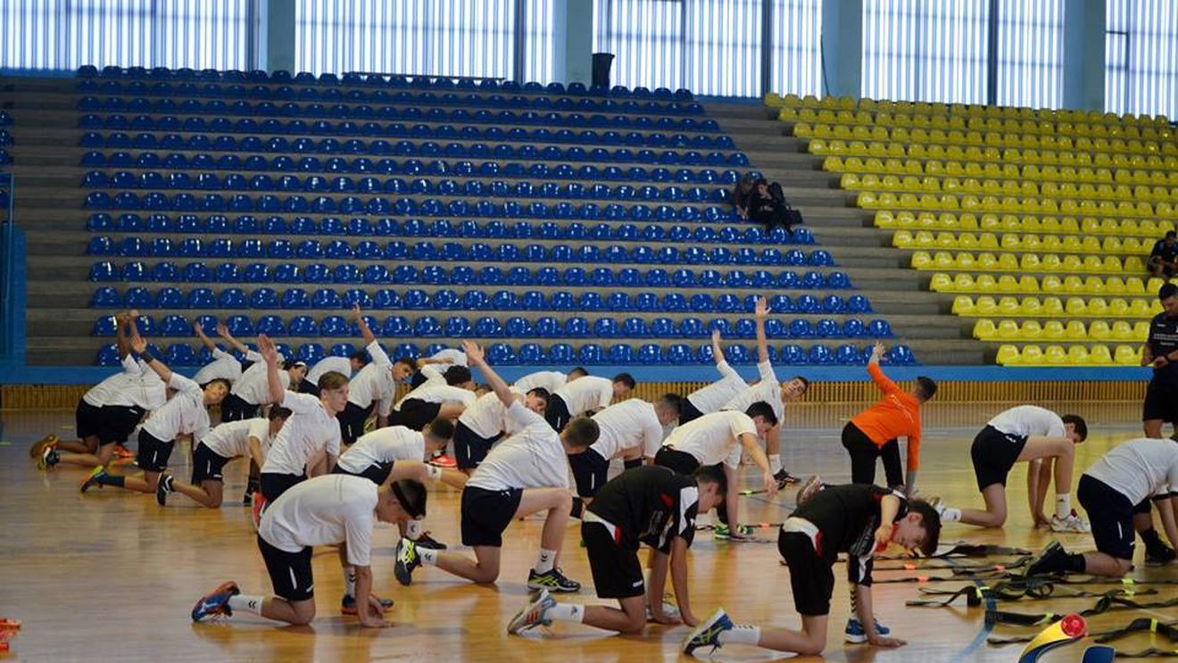 Antrenorii echipei St. Raphael au "predat" în Baia Mare, la tabăra de vară a lui Valentin Ghionea. Joel da Silva: "Am văzut tineri cu multă energie, pasionați, care vor să învețe handbal. Diferă doar metodologia de lucru"