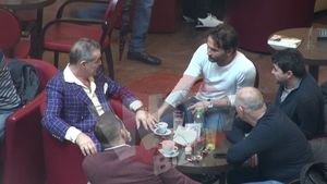 FOTO | Prima minciună a "noului" Becali. A spus că se lasă de fotbal, dar se întâlnește cu jucătorii adverși prin malluri. Dovada care tensionează semifinala Steaua - Petrolul