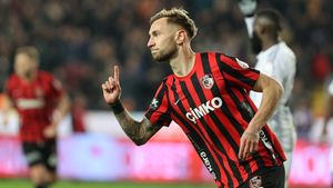 Turcii au anunțat ce se va întâmpla cu Denis Drăguș, atacantul dorit de FCSB și Rapid: „E dornic să revină!”