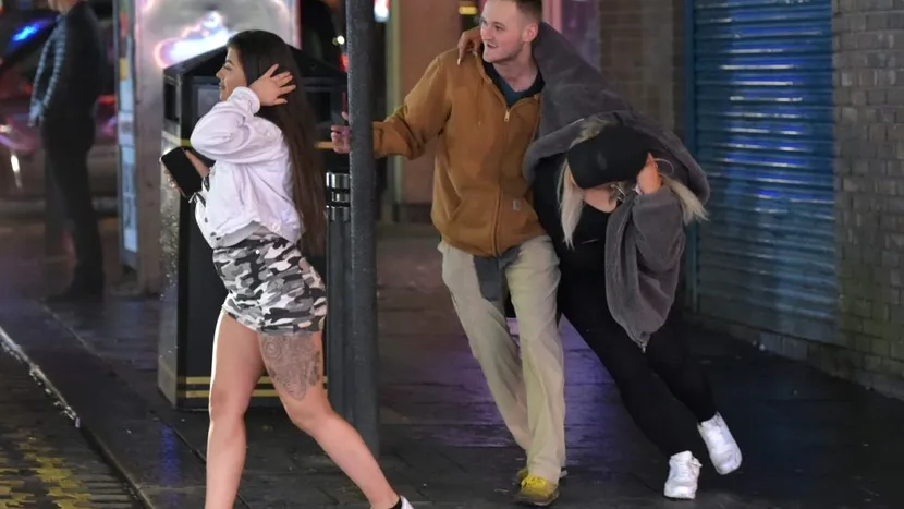 FOTO | Imagini stânjenitoare cu tineri care beau prea mult de sărbători!