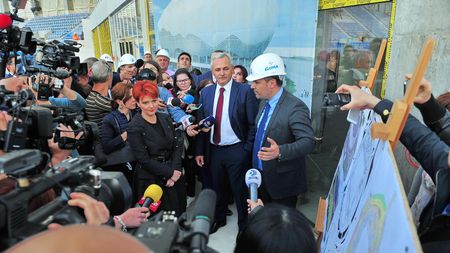 Scandalul stadionului din Craiova. Liviu Dragnea: "Au apărut prevederi care trebuie puse în practică. Este nevoie de modificarea unor indicatori tehnico-economici". Directorul CNI: "S-au schimbat cerințele UEFA!". FRF: "Nu s-a schimbat nimic!". Comunicatul constructorilor
