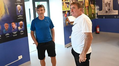 Fata înfiată de prietenul lui Gică Hagi a trecut prin peste 50 de operații și a fost învățată de regretatul Duckadam să înoate, deși nu-și poate folosi mâinile: „O aștepta în fiecare dimineață la 6!”