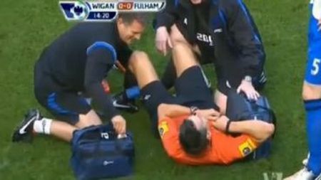 VIDEO Asta nu are cum să nu fie FAZA ETAPEI!** Arbitrul putea sfârși cu fractură, dar a încheiat cu o reacție genială la adresa "agresorilor"